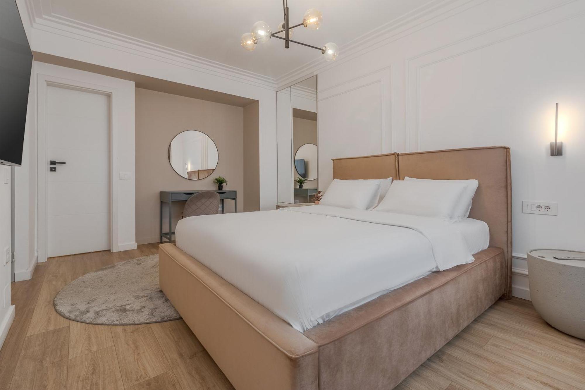 Modern Muse Apartment Oradea Buitenkant foto
